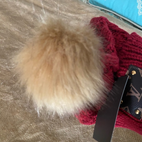 Women’s red beanie - Picture 4 of 4